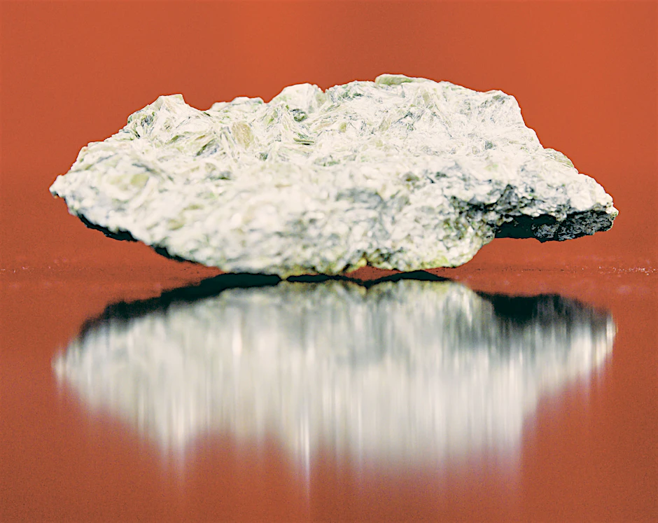So sieht ein mit Lithium durchsetztes Stück Erz aus, das im Osterzgebirge abgebaut werden soll.&nbsp; Die Region hat eines der größten Lithium-Vorkommen Europas