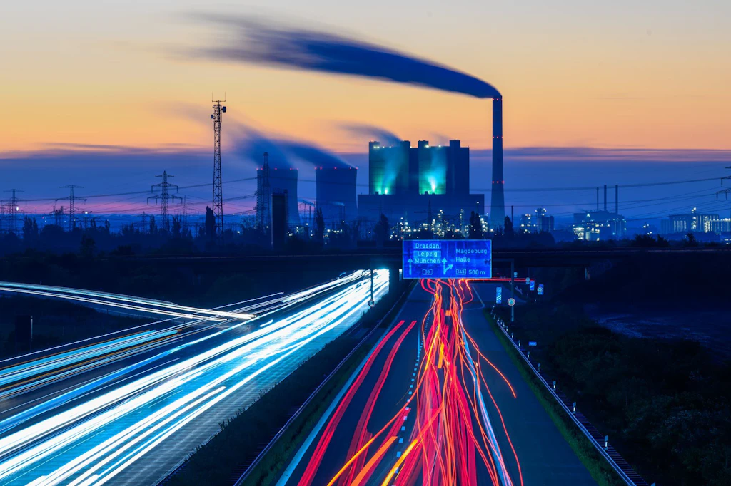 Insbesondere der Industriestandort Schkopau wird auf der Energieminister-Konferenz ein Thema sein. (Im Bild: Autos rollen vor der Kulisse des Braunkohlekraftwerkes Schkopau über die Autobahn 38.)