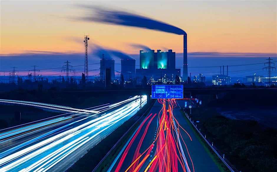 Insbesondere der Industriestandort Schkopau wird auf der Energieminister-Konferenz ein Thema sein. (Im Bild: Autos rollen vor der Kulisse des Braunkohlekraftwerkes Schkopau über die Autobahn 38.)