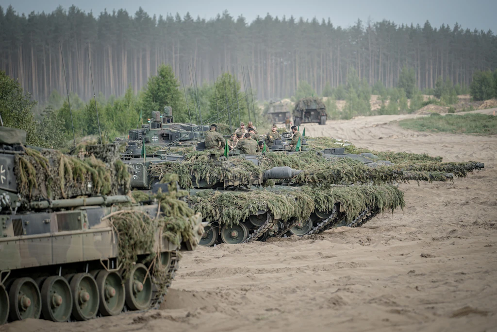 Panzer der Bundeswehr während einer Nato-Übung bei Papradé nördlich von Vilnius. Dort wurden 1941 alle 850 jüdischen Bewohner ermordet.