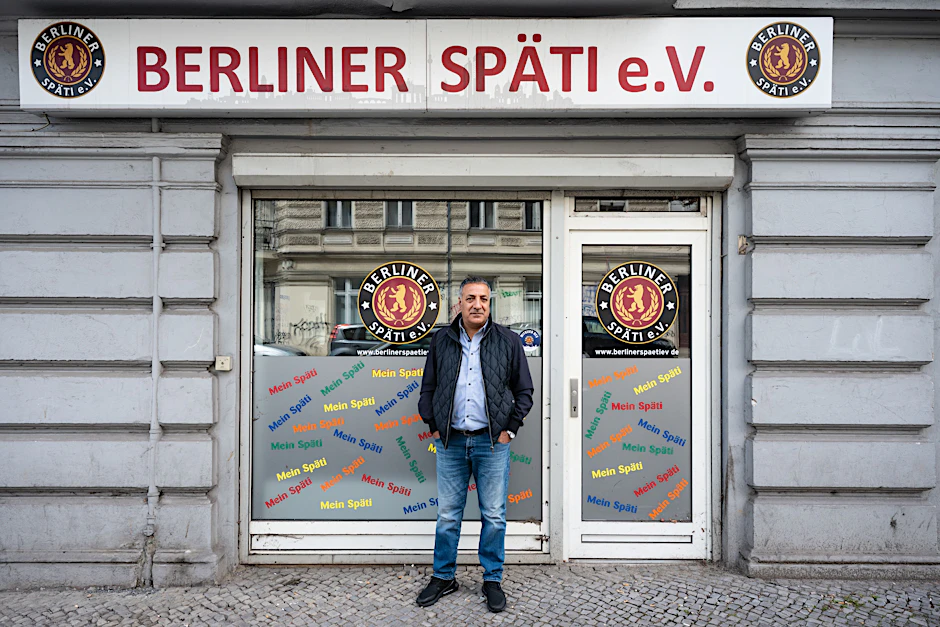 Alper Baba posiert für die Berliner Zeitung vor den Vereinsräumen des Späti e.V.: Späti-Inhaber planen Volksbegehren gegen Ladenöffnungsgesetz.