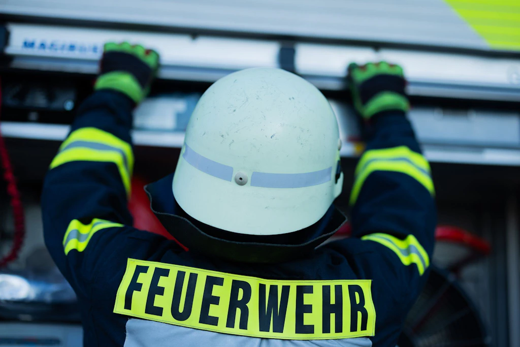 Zwei Männer setzen ungewollt Hecken in Brand