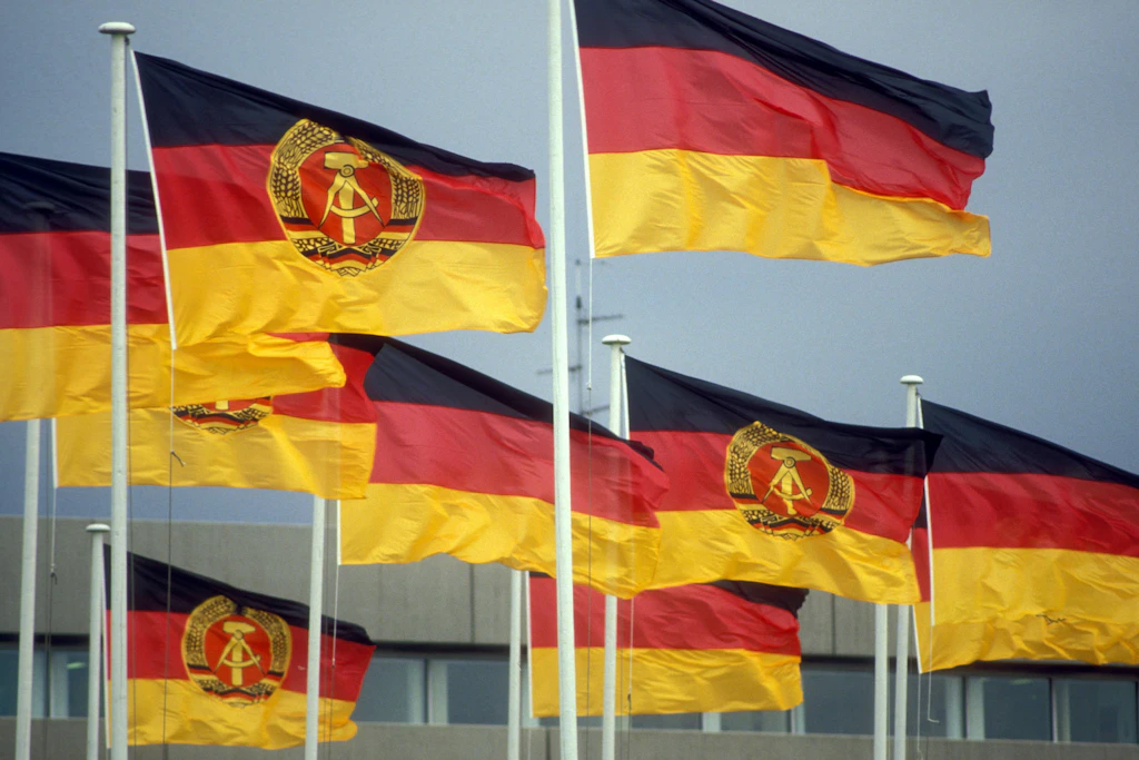 Fahnen von DDR und BRD im September 1987