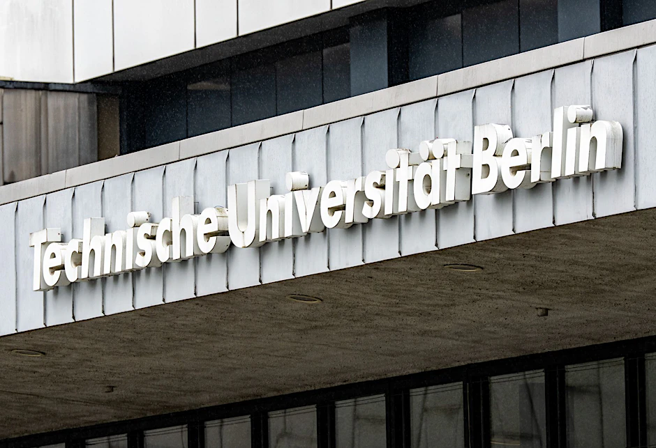 Der Schriftzug „Technische Universität Berlin“ steht über dem Eingang des wegen baulicher Mängel geschlossenen Hauptgebäudes der TU.