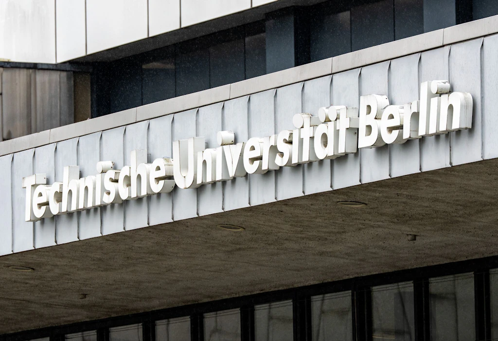 Der Schriftzug „Technische Universität Berlin“ steht über dem Eingang des wegen baulicher Mängel geschlossenen Hauptgebäudes der TU.