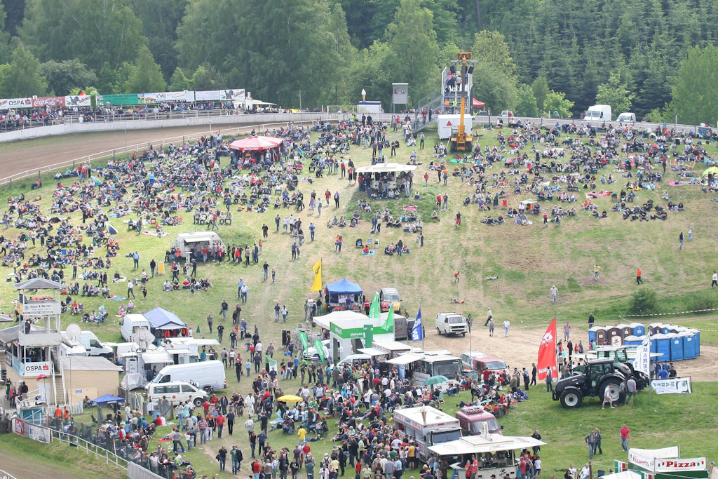 Großes Zuschauerinteresse: Zum Bergringrennen (siehe Bild) und zur Speedway-Arena in Teterow pilgern jedes Jahr zu Pfingsten Tausende Motorsportfans.