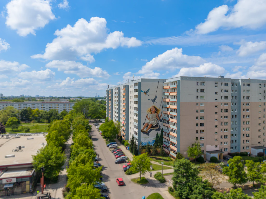 An einem Hochhaus in Berlin-Hohenschönhausen ist ein ein großes Wandbild entstanden.