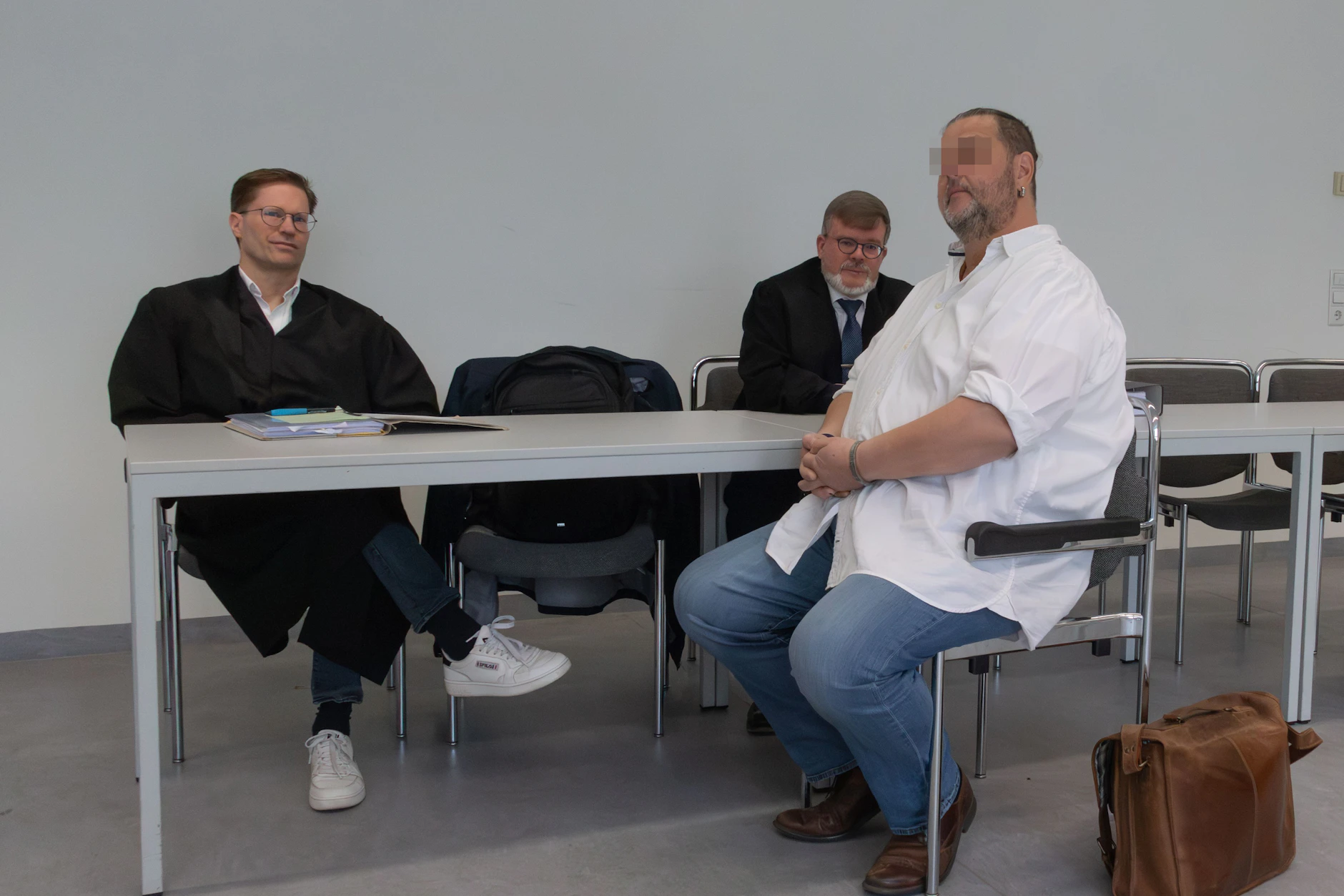 Der Angeklagte Marko T. (56) mit seinen Verteidigern vor dem Berliner Gericht.