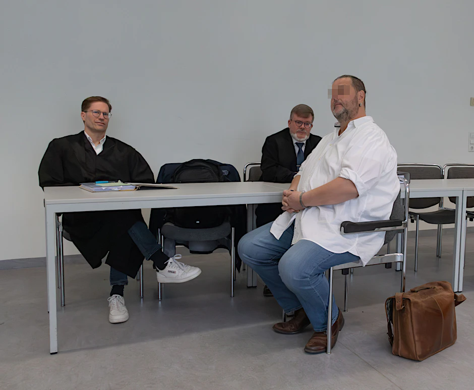 Der Angeklagte Marko T. (56) mit seinen Verteidigern vor dem Berliner Gericht.