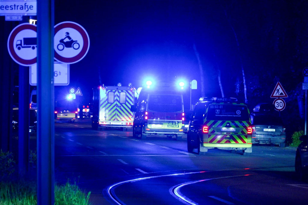 Ein Konvoi aus Polizei und Feuerwehrautos mit einem US-amerikanischen Ebola-Patienten aus dem Kongo kommt am Charite Campus Virchow Klinikum an. 