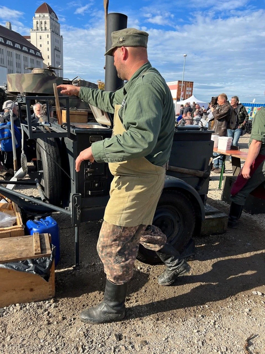 Gulaschkanone à la Wehrmacht als Attraktion auf dem Volksfest