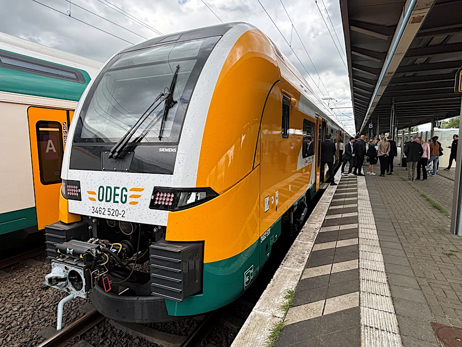 210 Meter lang, 750 Sitzplätze in der zweiten, 50 Sitzplätze in der ersten Klasse: der achtteilige Siemens Desiro HC in Brandenburg