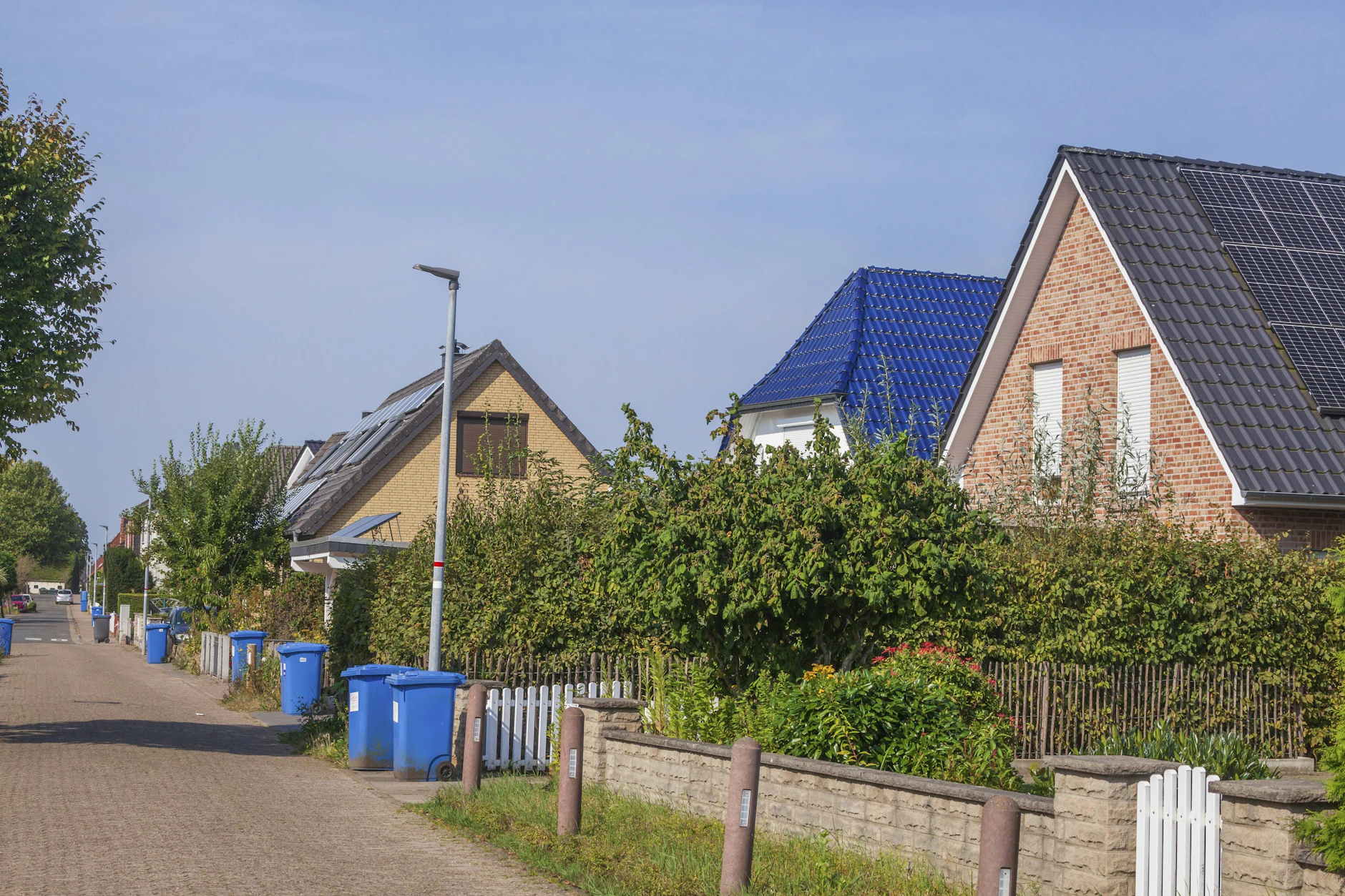 Es lohnt sich, die eigenen Mülltonnen immer wieder an ihren gewöhnlichen Platz zu bewegen und sie gut einsehbar zu positionieren.
