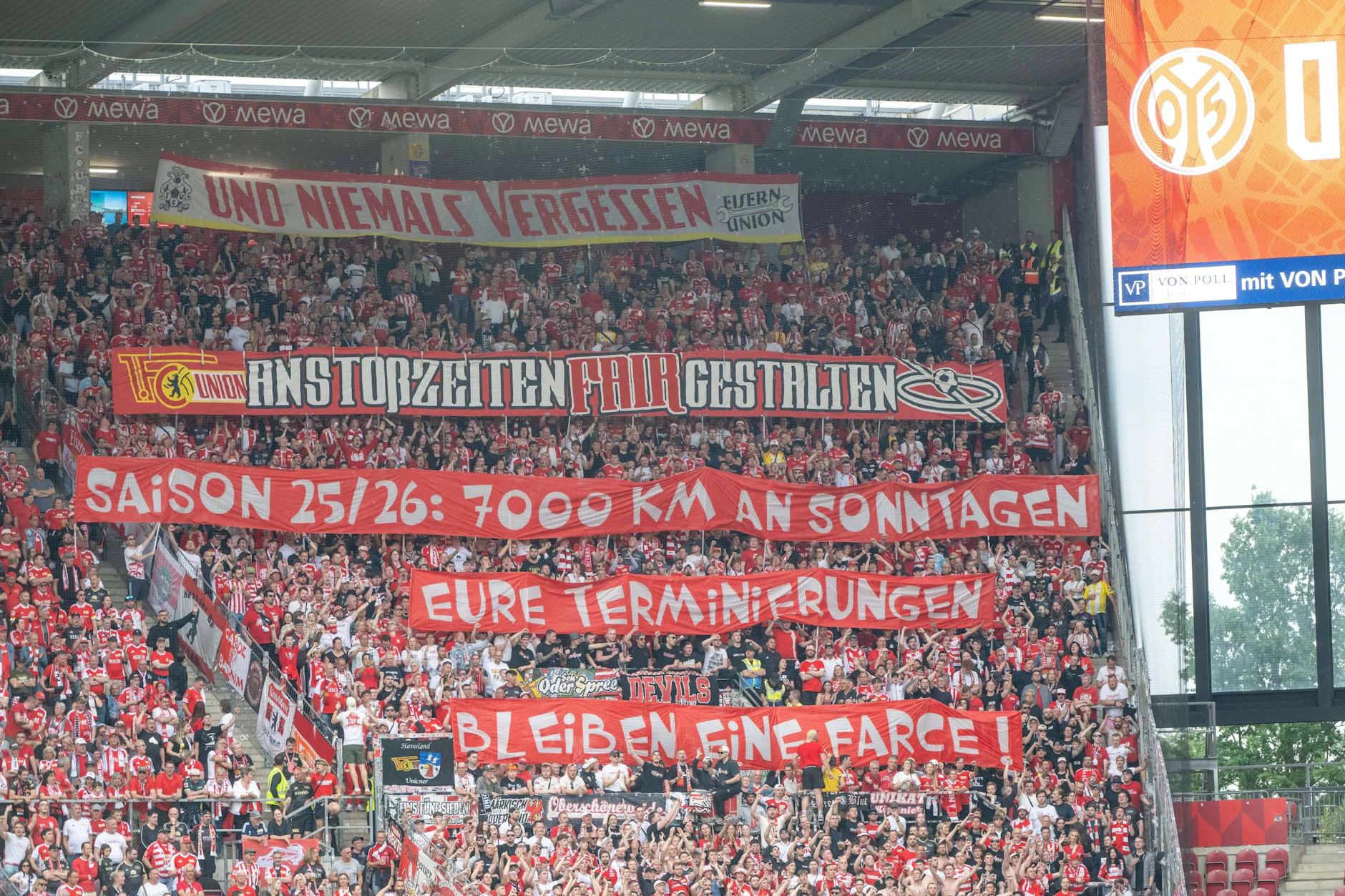 Union-Ultras protestierten Anfang Mai in Mainz mit selbst gemachten Plakaten gegen Sonntagspiele und die Anstoßzeiten.