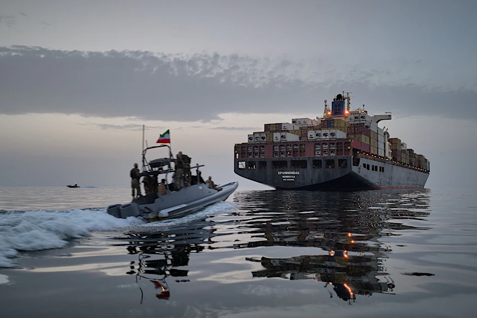 Ein Schnellboot der iranischen Revolutionsgarden begleitet das Frachtschiff „Epaminondas“ in der Straße von Hormus.
