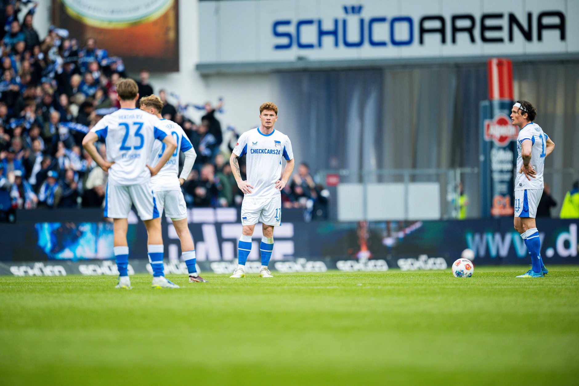 Herthas Mannschaft fiel beim 1:6 in Bielefeld auseinander. Alle schauten sich nur noch ratlos an.