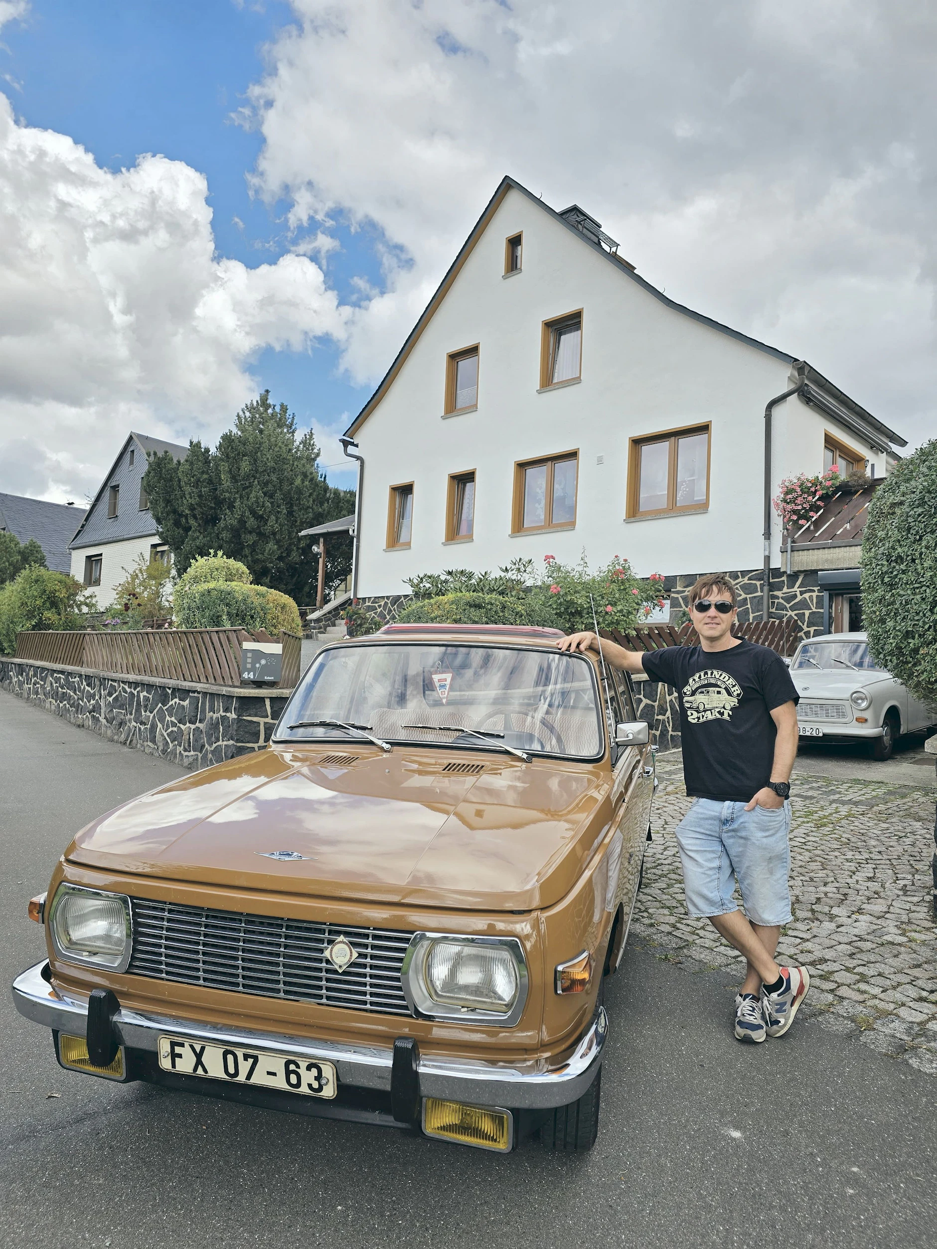 Auch das Auto atmet Geschichte: Marco Eckert (45) vor seinem Haus in Bad Lobenstein.