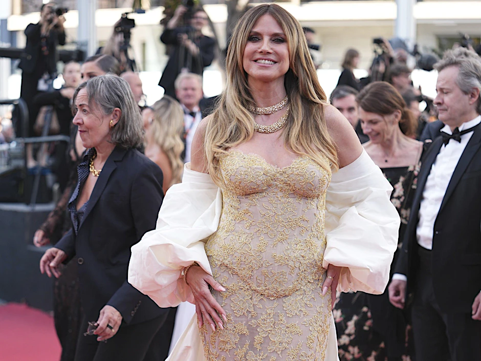 Heidi Klum macht bekanntlich keine halben Sachen: Bei der Premiere des Films „Fjord“ von Kopf bis Fuß in Gold.