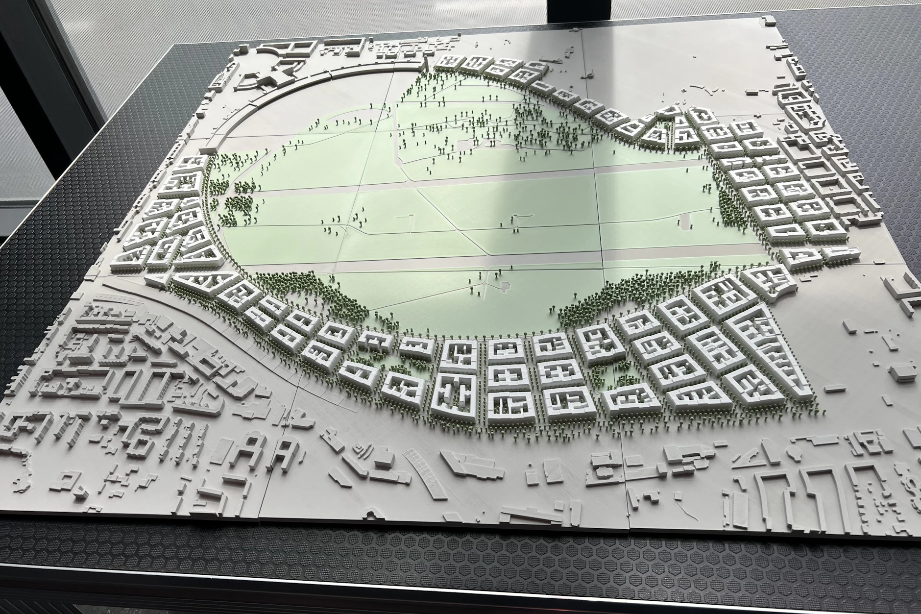 Die Architekturmodell zeigt, wie die Bebauung auf dem Tempelhofer Feld aussehen könnte.