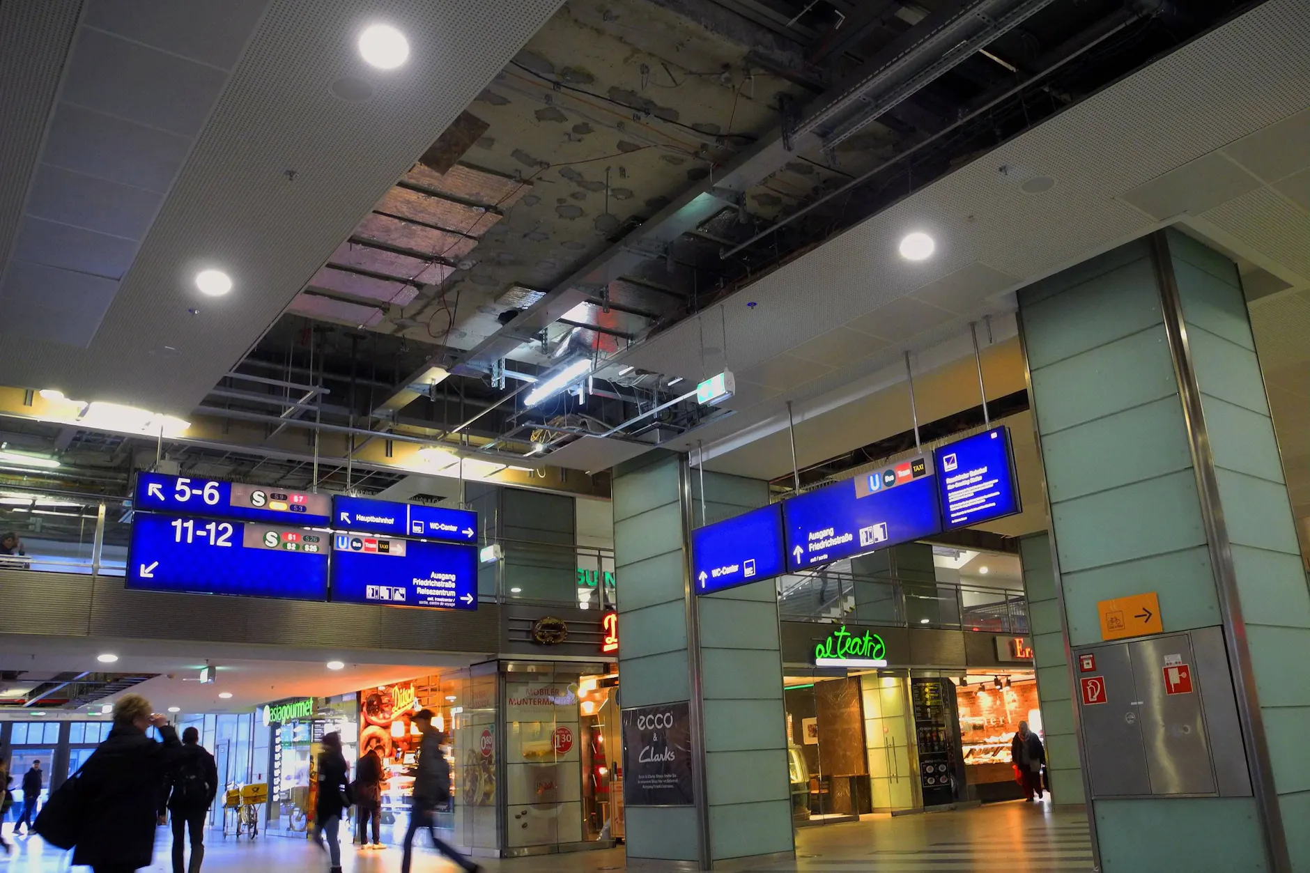 Archivbild von 2012: So sah die Decke nach dem Absturz im Bahnhof Friedrichstraße aus.