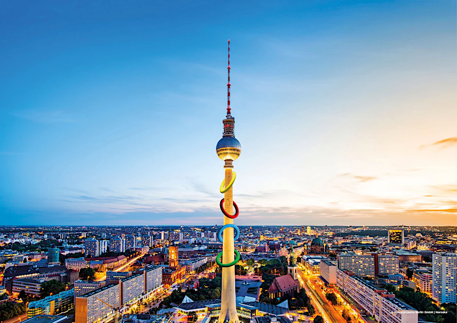 Der Fernsehturm geschmückt von den olympischen Ringen