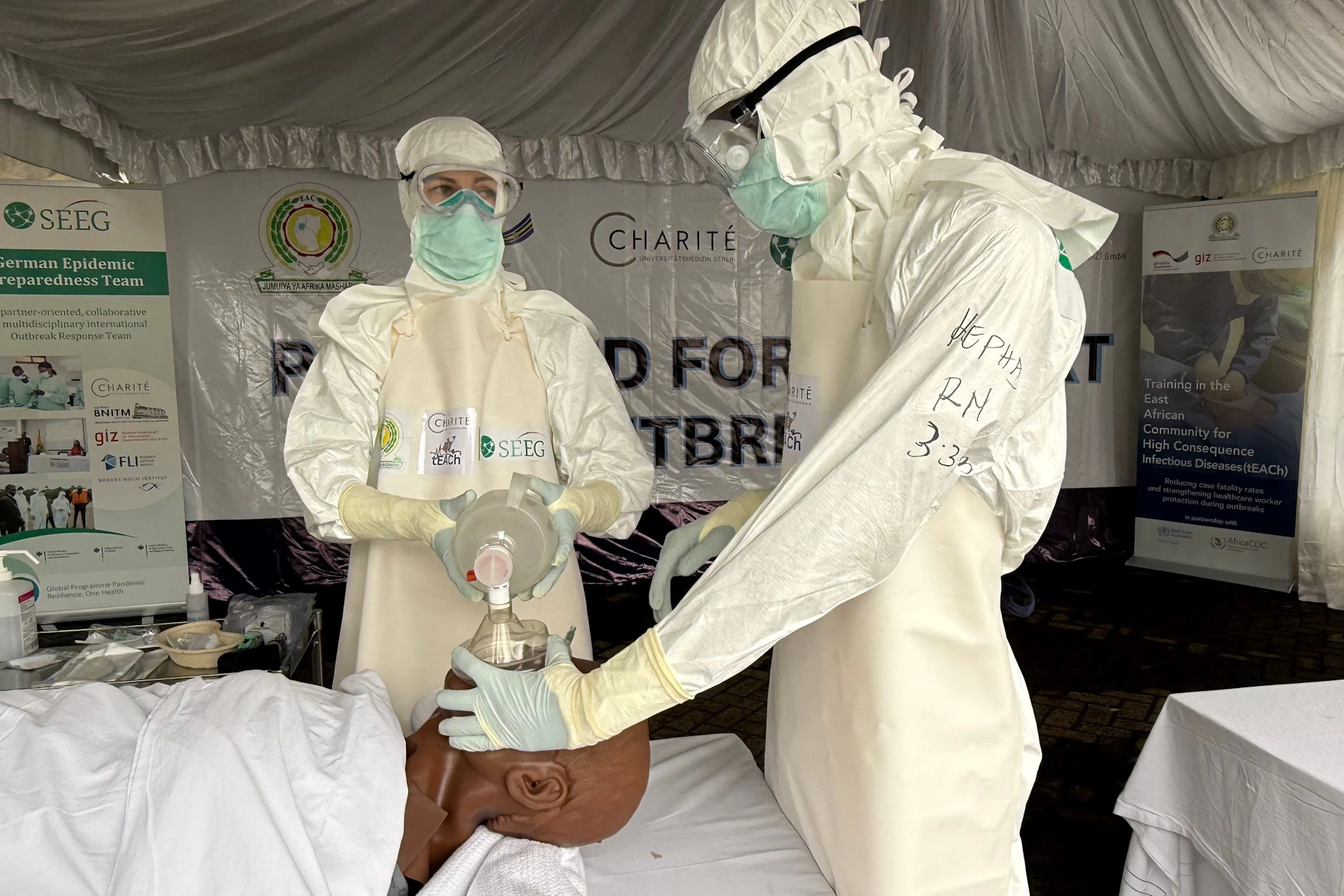 In Nairobi wird im Rahmen einer Prüfung die „Schnell Einsetzbare Expert*innengruppe Gesundheit“ vorgestellt. Sie ergreift Sofortmaßnahmen und schult Gesundheitspersonal, wie es Symptome früh erkennen und Ausbreitungen kontrollieren kann.