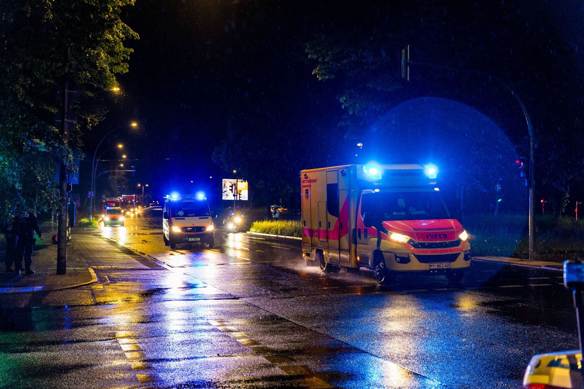 Rund 80 Einsatzkräfte waren bei dem Großtransport der Familie des an Ebola erkrankten Arztes vom BER zur Charité im Einsatz.