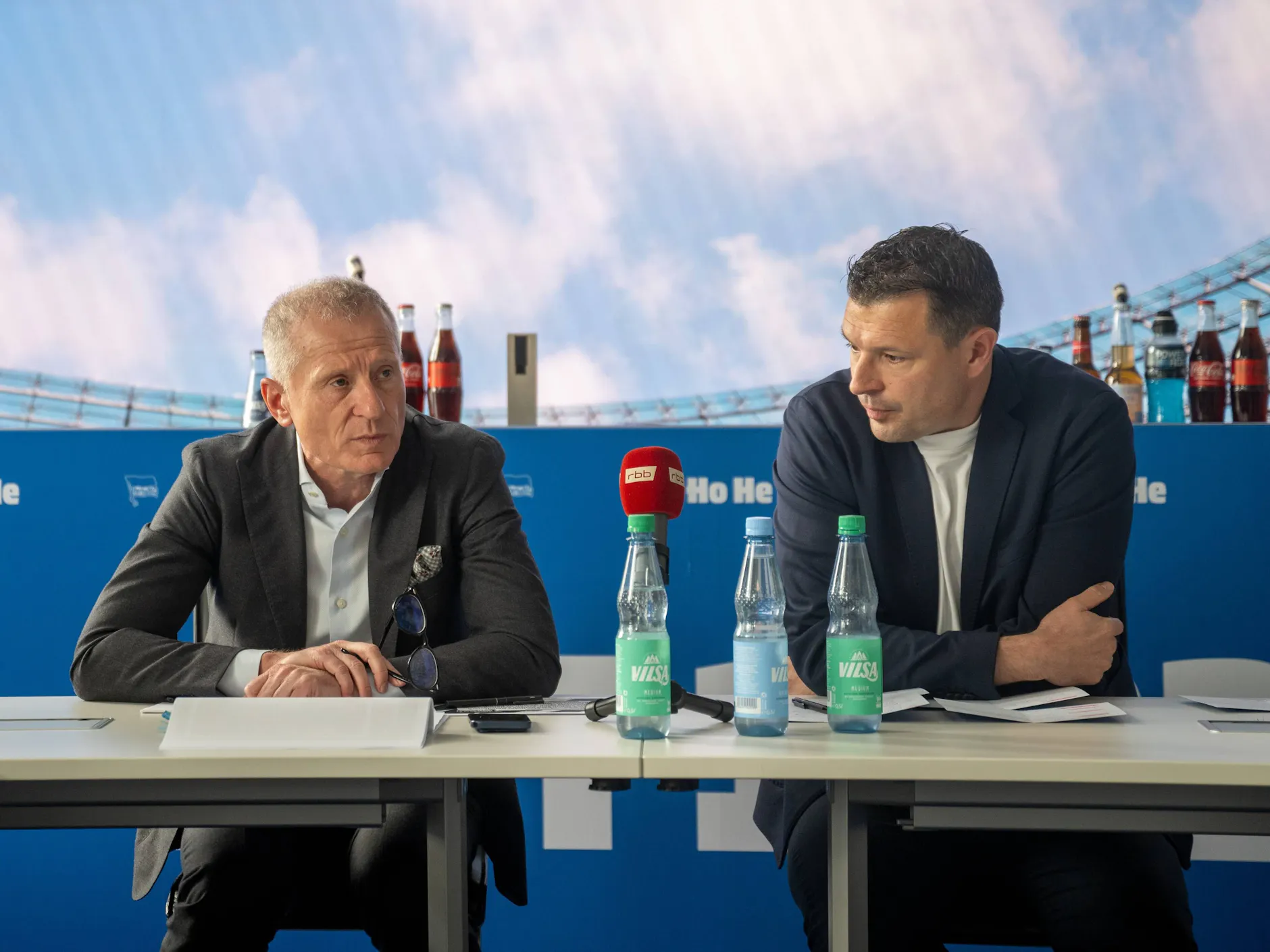 Geschäftsführer Dr. Peter Görlich und Sportdirektor Benjamin Weber müssen ab sofort bei Hertha BSC mit weniger Geld für den Profikader auskommen.