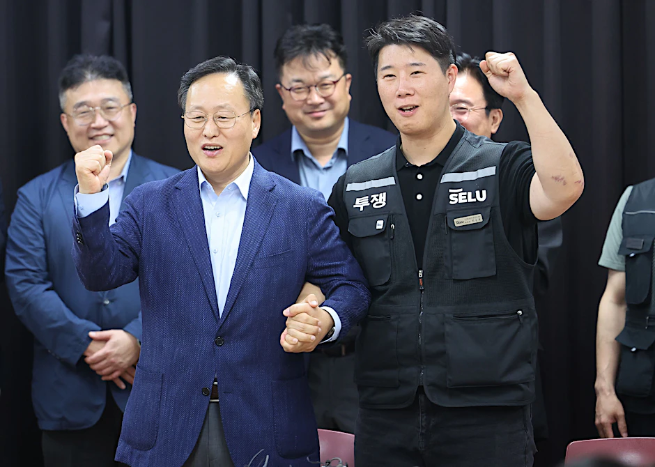 Yeo Myeong-gu (l), Abteilungsleiter und Choi Seung-ho, Gewerkschaftsvorsitzender bei Samsung nach der Einigung in Suwon.