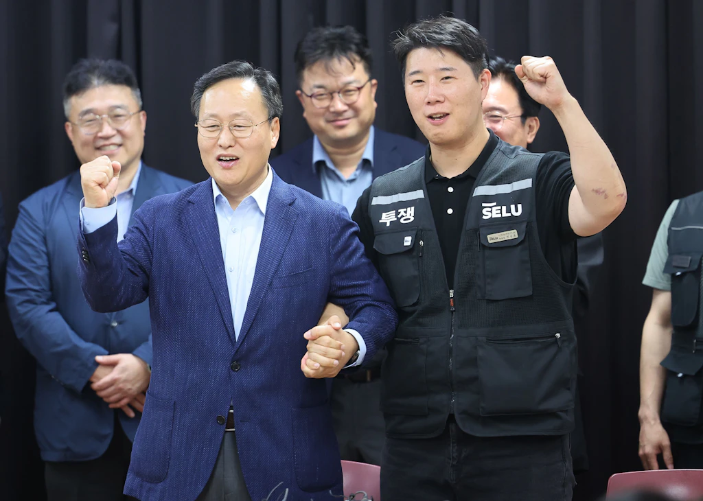 Yeo Myeong-gu (l), Abteilungsleiter und Choi Seung-ho, Gewerkschaftsvorsitzender bei Samsung nach der Einigung in Suwon.