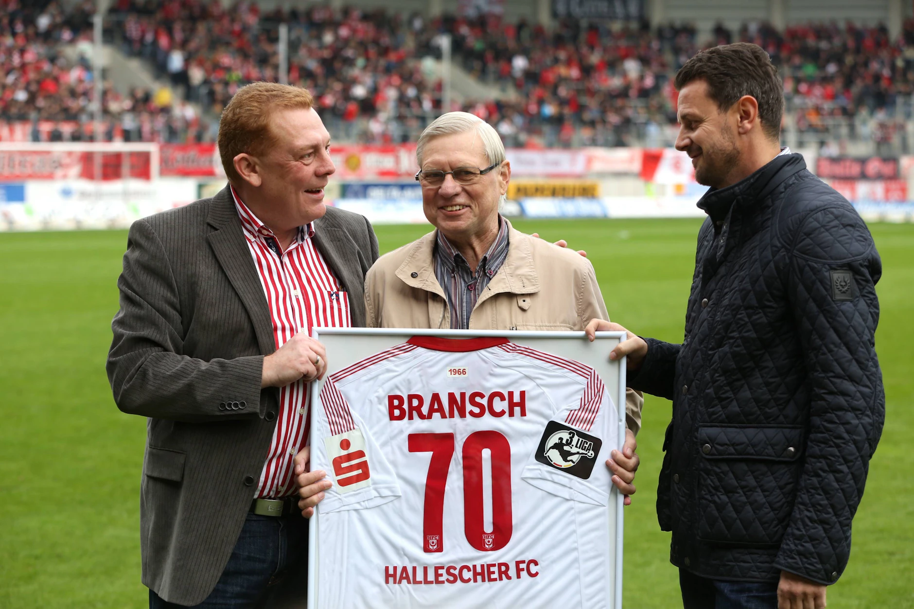 Vizepräsident Jörg Sitte (li.) und Manager Ralph Kühne überreichen Bernd Bransch ein HFC-Trikot zum 70. Geburtstag.