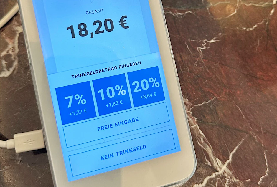 Hilfreich oder digitale Wegelagerei? Trinkgeldoptionen auf dem Display eines Kartenlesegeräts.