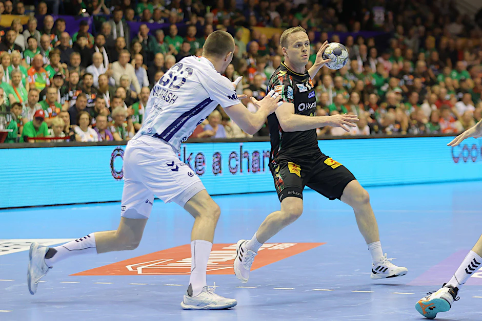 Omar Ingi Magnusson: Der isländische Rückraumspieler (am Ball) will heute mit Magdeburg vorzeitig den Meistertitel perfekt machen.