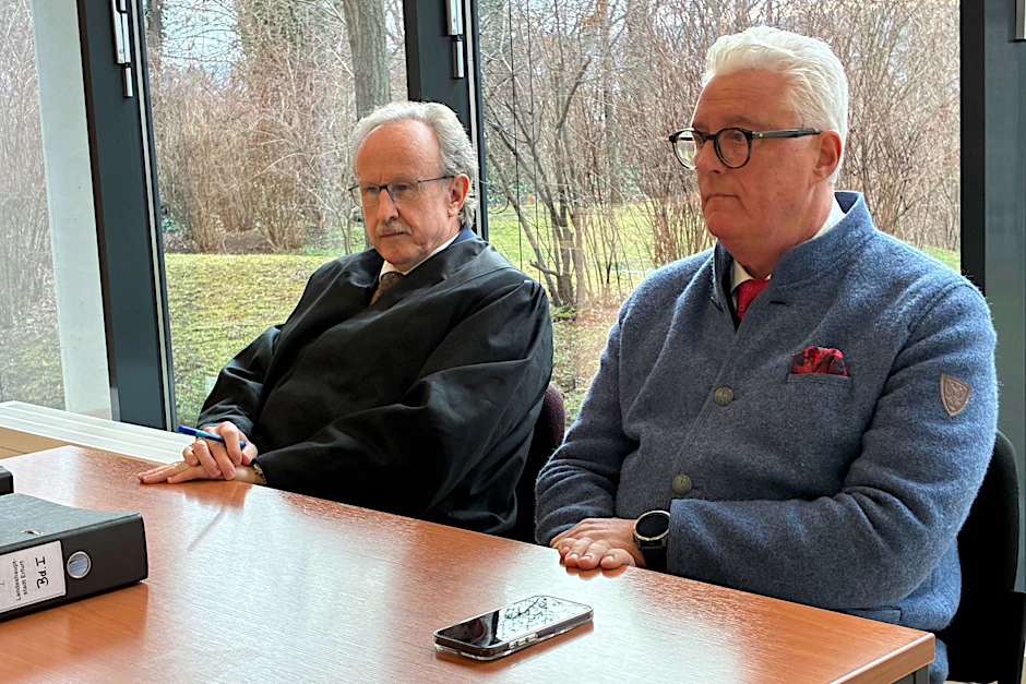Guy Montavon (r.), ehemaliger Generalintendant des Theaters Erfurt, sitzt mit seinem Anwalt Richard Baumann bei einem Gütetermin am Arbeitsgericht Erfurt.