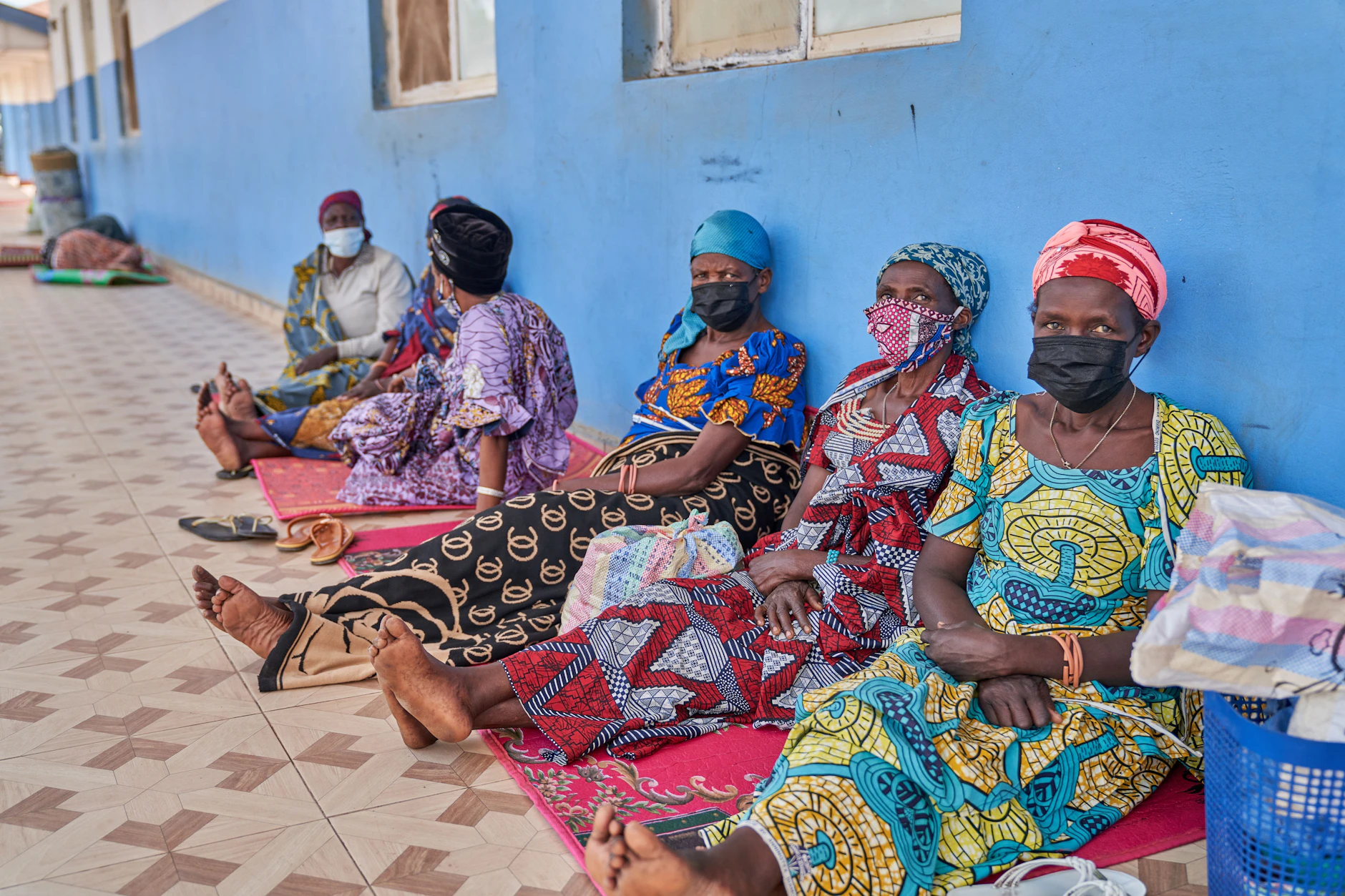 Demokratische Republik Kongo, Bunia: Menschen mit Schutzmasken warten im Korridor eines Krankenhauses.