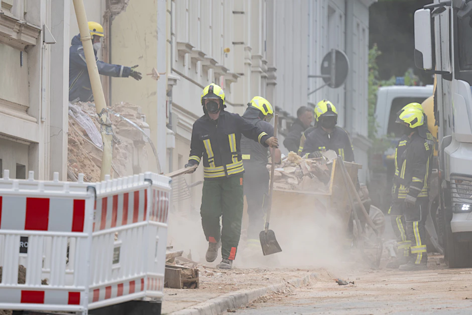 Görlitz: Einsatzkräfte der Feuerwehr arbeiten sich durch Trümmerteile eines eingestürzten Hauses.