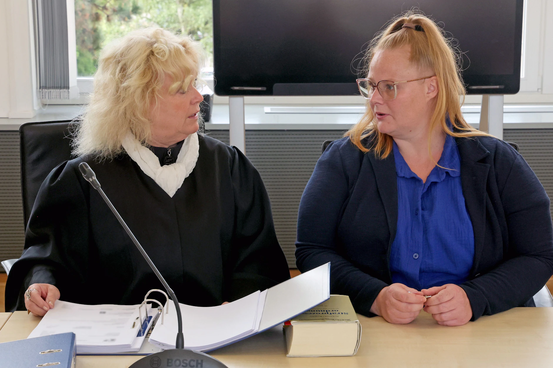 Fabians Mutter Dorina L. (r.) tritt im Prozess um den Mord an Fabian aus Güstrow als Nebenklägerin auf. Hier sitzt sie mit ihrer Anwältin Christine Habetha im Gerichtssaal.