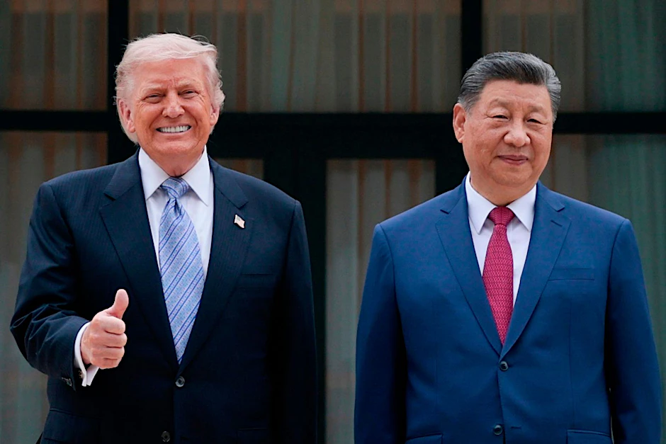 US-Präsident Donald Trump (l) posiert für ein Foto mit dem chinesischen Präsidenten Xi Jinping während eines Besuchs im Zhongnanhai-Garten.