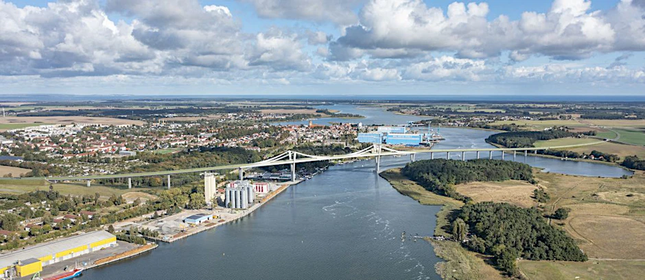 Mit einer Gesamtlänge von rund 1,4 Kilometern und einer Höhe von 42 Metern über dem Peenestrom wird die neue Brücke in Wolgast die größte Brücke ihrer Art in Europa sein.