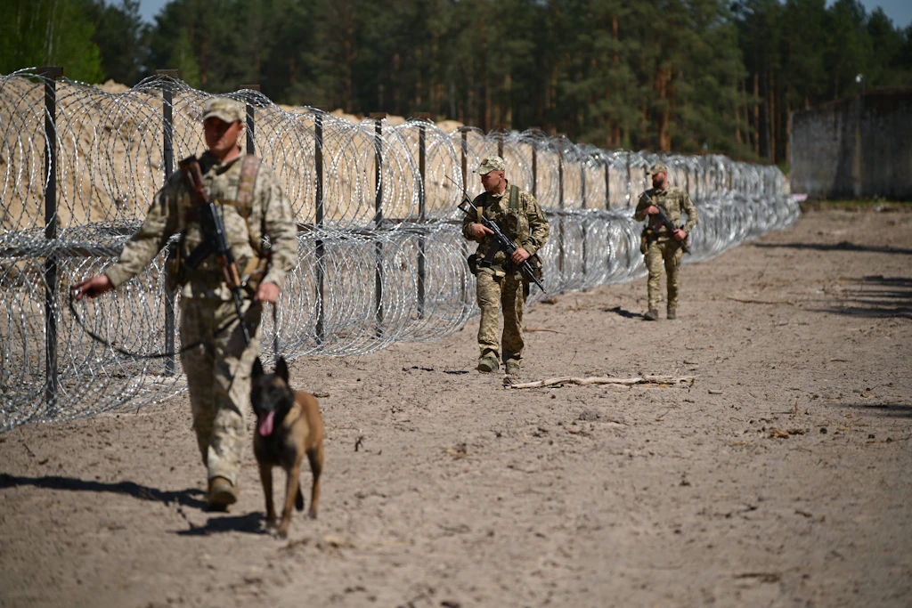 Sorge vor zweiter Front: Ukraine verstärkt Grenze zu Belarus in „beispiellosem Ausmaß“
