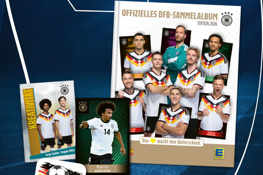 Viele Fußballfans lieben sie: Fußball-Sammelkarten mit den Spielern. Zur WM gibt es Panini-Karten mit den DFB-Spielern beim Einkauf bei Edeka dazu. Es gibt auch Karten mit Gnabry und Adeyemi – doch die stehen gar nicht im WM-Kader.
