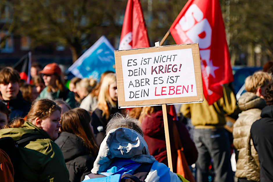 Hunderte Schüler demonstrieren in Kiel im Rahmen des Schulstreiks gegen Wehrpflicht.