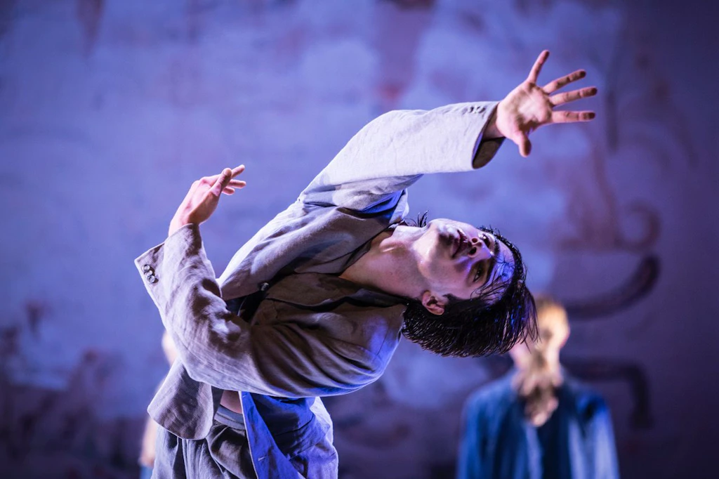 Körper als Erinnerung: In „Die Unsichtbaren“ verbindet John Neumeier Ausdruckstanz, historische Dokumente und die Frage nach Verantwortung in der Kunst.