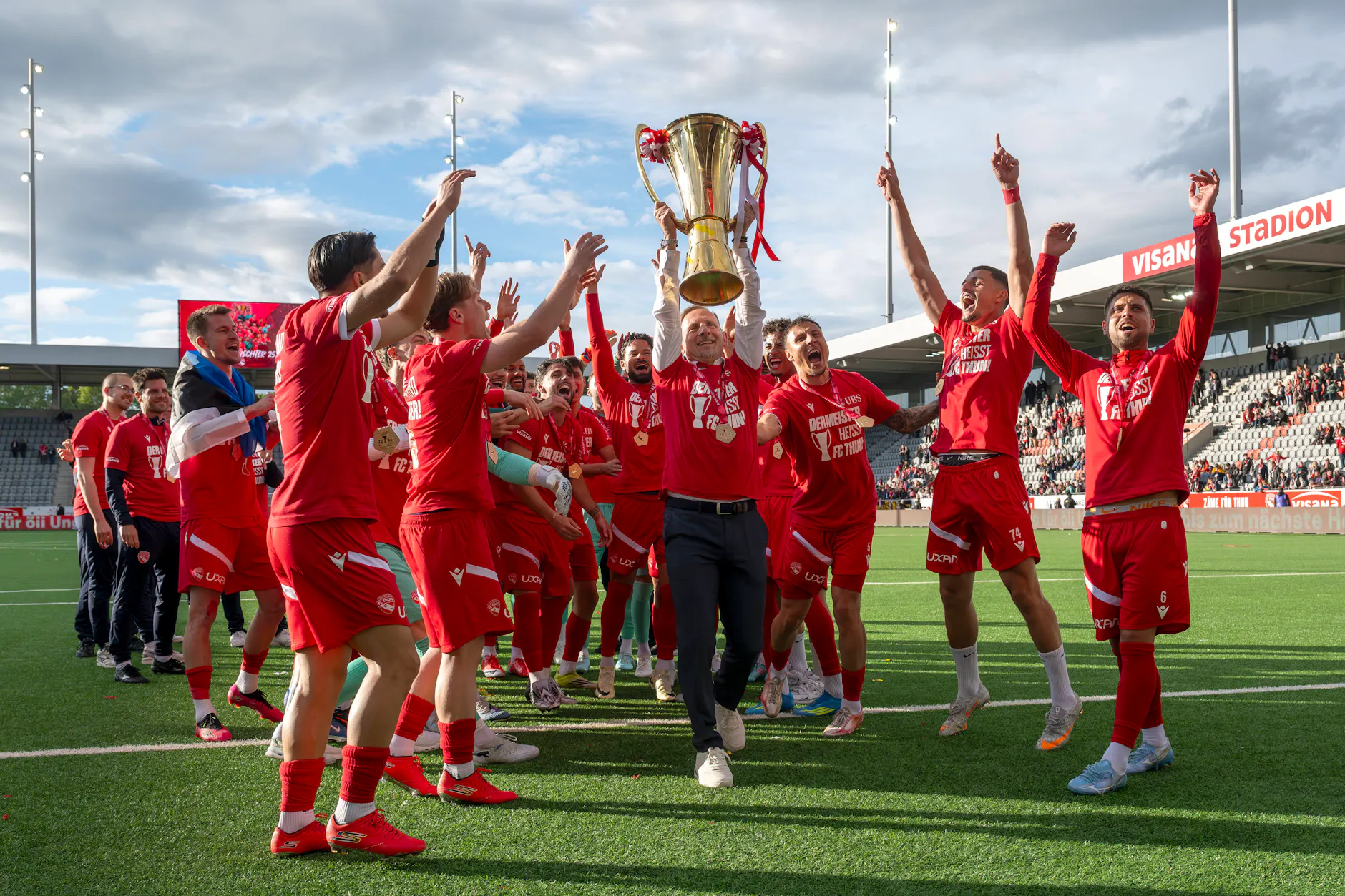 Der größte Erfolg seiner Karriere: Mauro Lustrinelli reckt die Schweizer Meister-Trophäe in den Himmel.