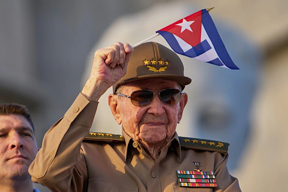 Der frühere kubanische Präsident Raúl Castro (94) bei einer Parade zum 1. Mai auf dem Platz der Revolution in Havanna.