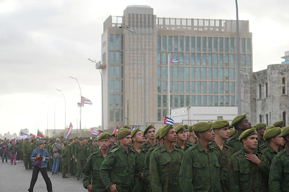 Kubanische Soldaten demonstrieren vor US-Botschaft in Havanna.
