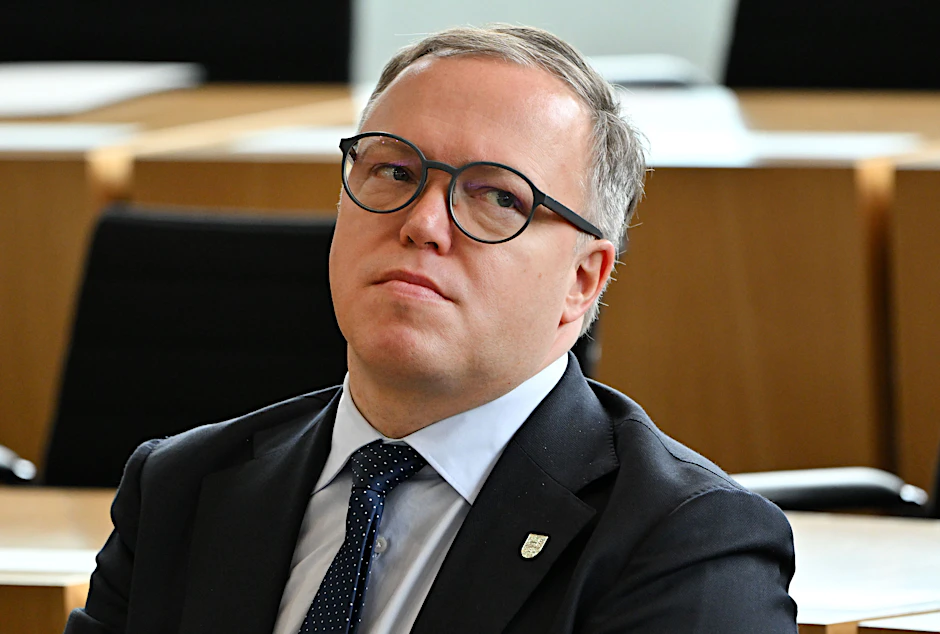 Mario Voigt (CDU), Ministerpräsident von Thüringen, sitzt im Plenarsaal des Thüringer Landtags.