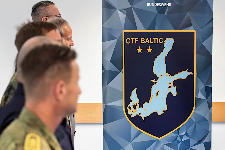 Soldaten verschiedener Nato-Staaten stehen im neuen „Nato-Hauptquartier“ der CTF Baltic in Rostock: „Vereint stehen wir, vereint kämpfen wir“