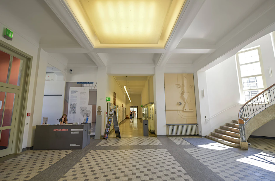 Grund für das Abwahlverfahren ist insbesondere die prekäre finanzielle Situation der Bauhaus-Universität Weimar.