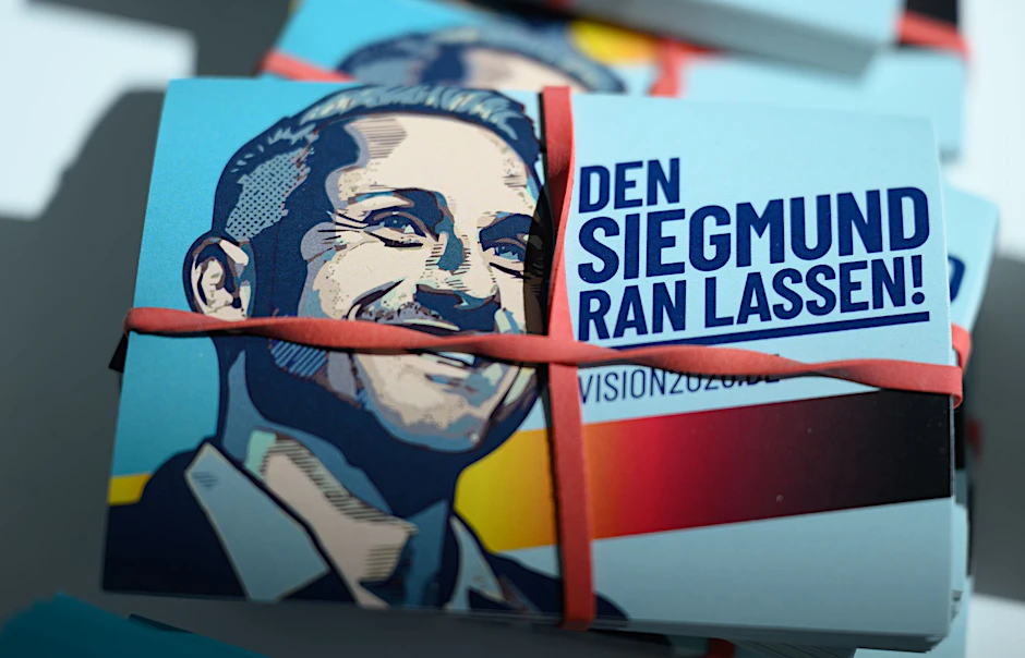Sticker mit dem Bild von Ulrich Siegmund, AfD-Spitzenkandidat für die Landtagswahl 2026, und der Aufschrift „Den Siegmund ran lassen!“